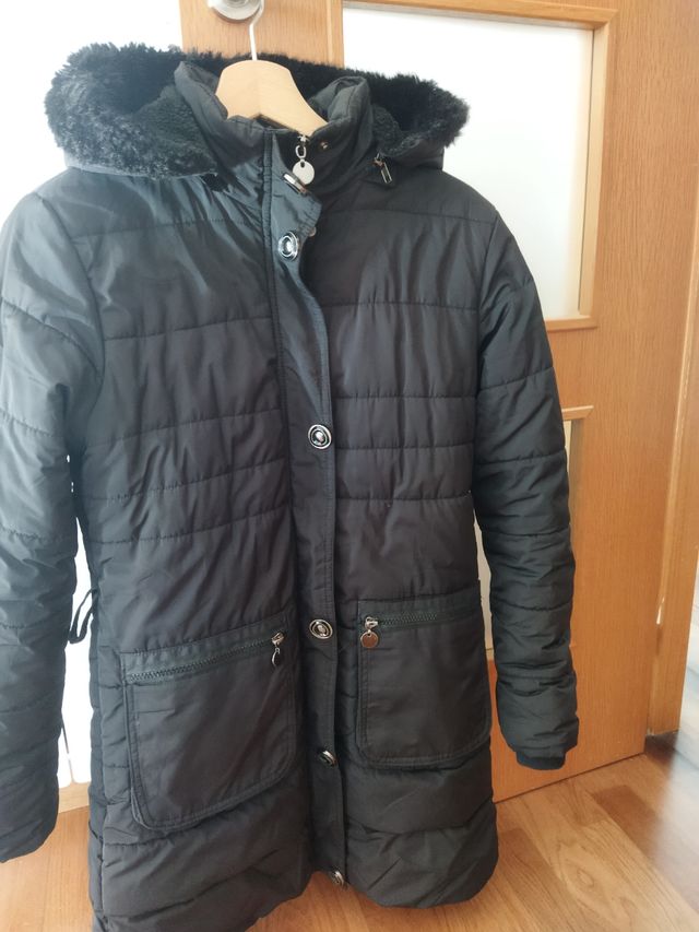 Abrigo con capucha con pelo por dentro