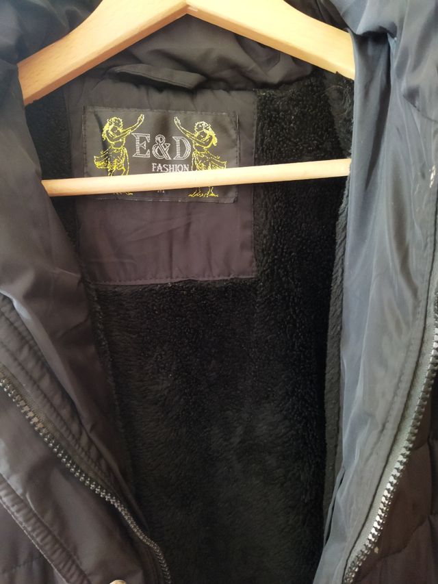 Abrigo con capucha con pelo por dentro