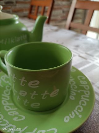Teiera con due tazze 