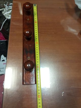 Percha de 3 pomos barnizada.
