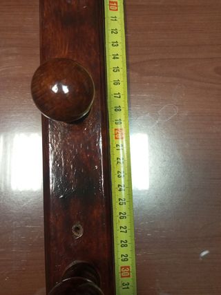 Percha de 3 pomos barnizada.