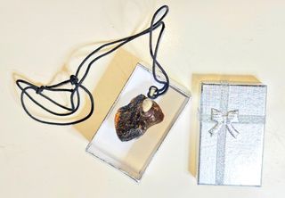 Precioso Colgante de AMBAR de SANGRE BIRMANO