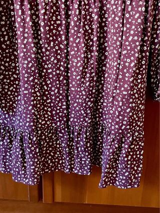 Vestido de flores burdeos y blanco de PullBear