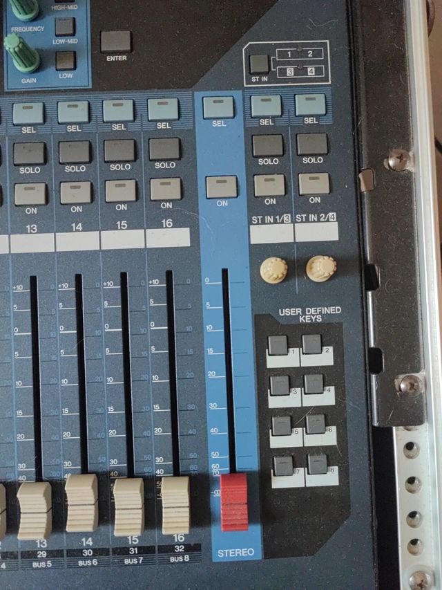 Mesa de mezclas digital. YAMAHA 01V96