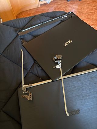 Bisagras y carcasa ordenadore acer