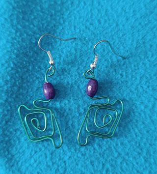 Pendientes de alambre y abalorio 