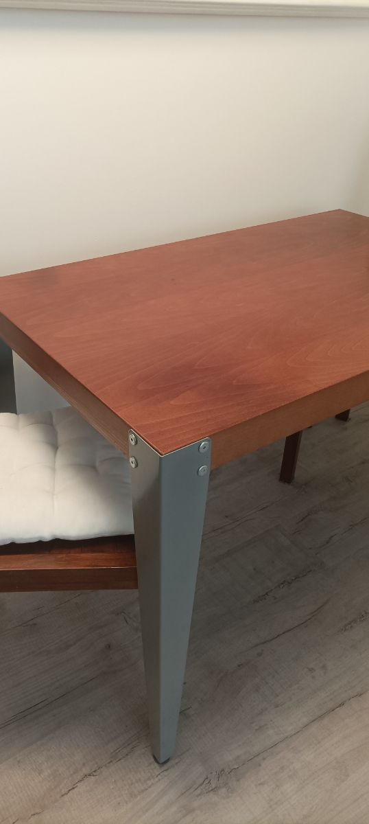 Mesa de madera maciza.