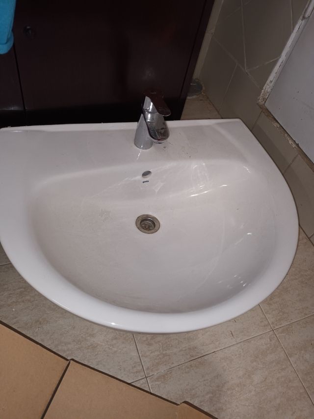 Lavabo y grifo
