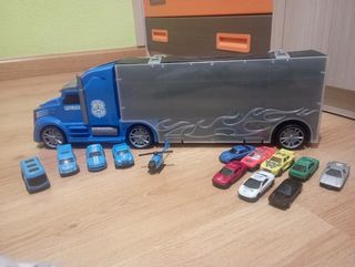 Camión maletín policía transporte de vehículos.