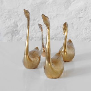 Familia de cisnes de latón Mid-Century