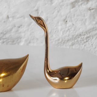 Familia de cisnes de latón Mid-Century