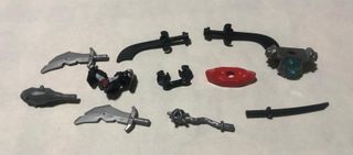 Lego pezzi di personaggi strumenti e utensili vari
