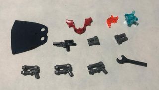 Lego pezzi di personaggi strumenti e utensili vari