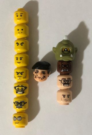 Lego pezzi di personaggi strumenti e utensili vari