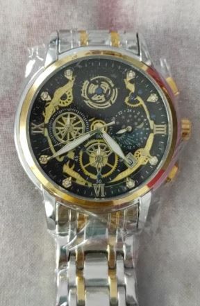 Reloj de hombre con cronómetro. Pulsera metálica