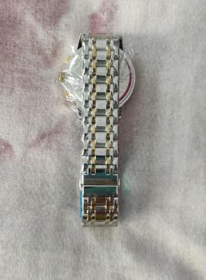 Reloj de hombre con cronómetro. Pulsera metálica