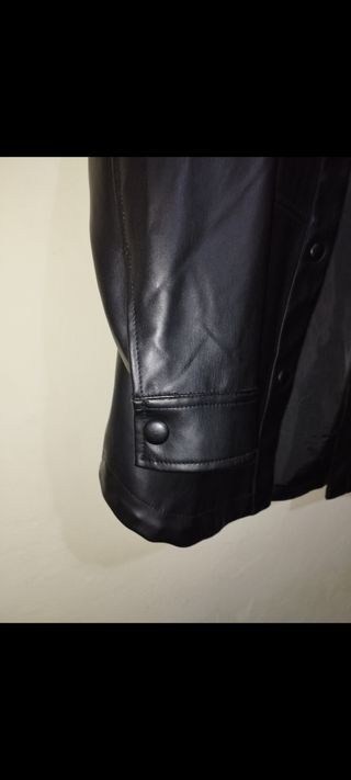 Chaqueta sobre camisa cuero