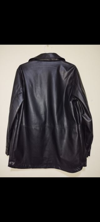 Chaqueta sobre camisa cuero