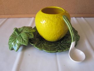 Antica zuccheriera ceramica con piatto e cucchiaio
