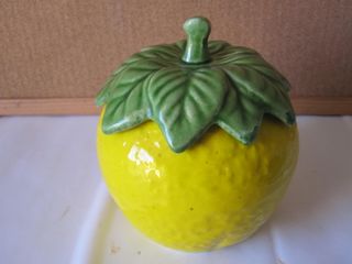 Antica zuccheriera ceramica con piatto e cucchiaio