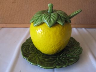 Antica zuccheriera ceramica con piatto e cucchiaio
