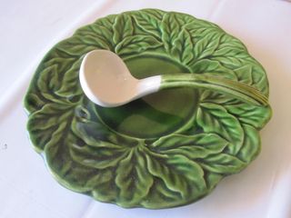 Antica zuccheriera ceramica con piatto e cucchiaio