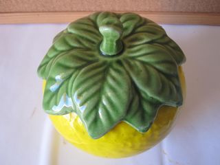 Antica zuccheriera ceramica con piatto e cucchiaio