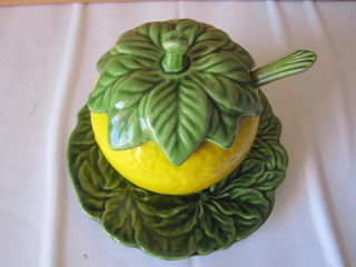 Antica zuccheriera ceramica con piatto e cucchiaio