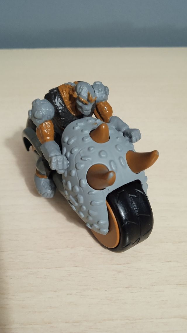 Gormiti de la Tierra con moto