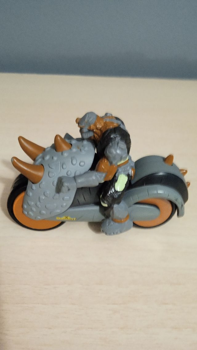 Gormiti de la Tierra con moto