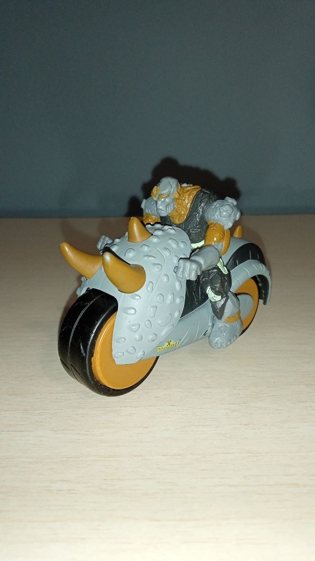 Gormiti de la Tierra con moto