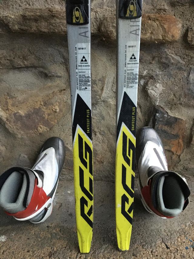 Esquí y botas de fondo skating