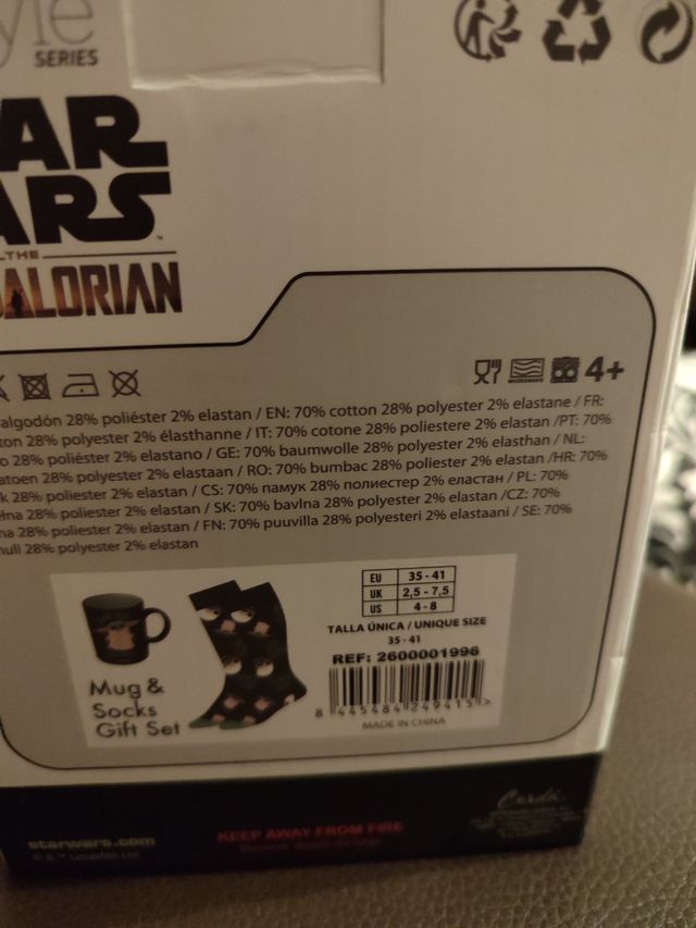 Taza y calcetines a estrenar 