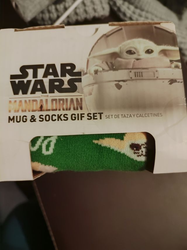 Taza y calcetines a estrenar 
