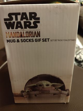 Taza y calcetines a estrenar