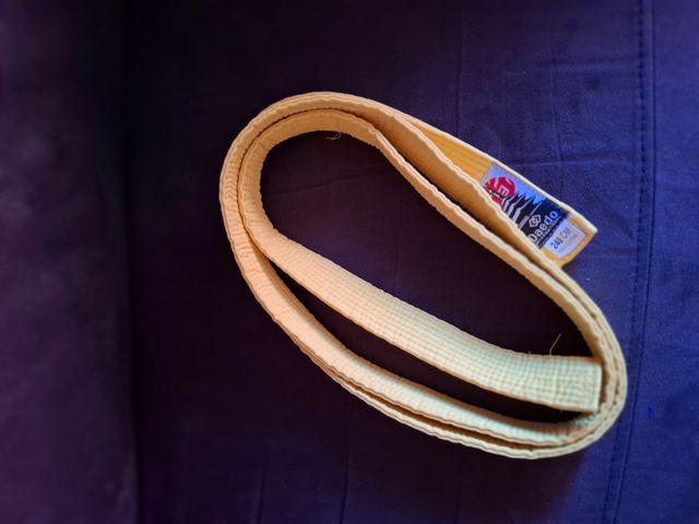 Cinturon amarillo de karate. 240cm
