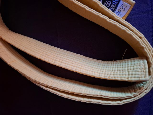 Cinturon amarillo de karate. 240cm