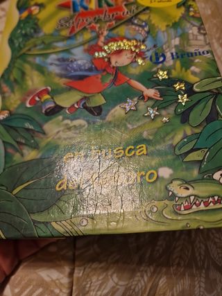 Kika Superbruja en busca del tesoro (Kika Superbruja / Kika Superwitch) (Spanish Edition)