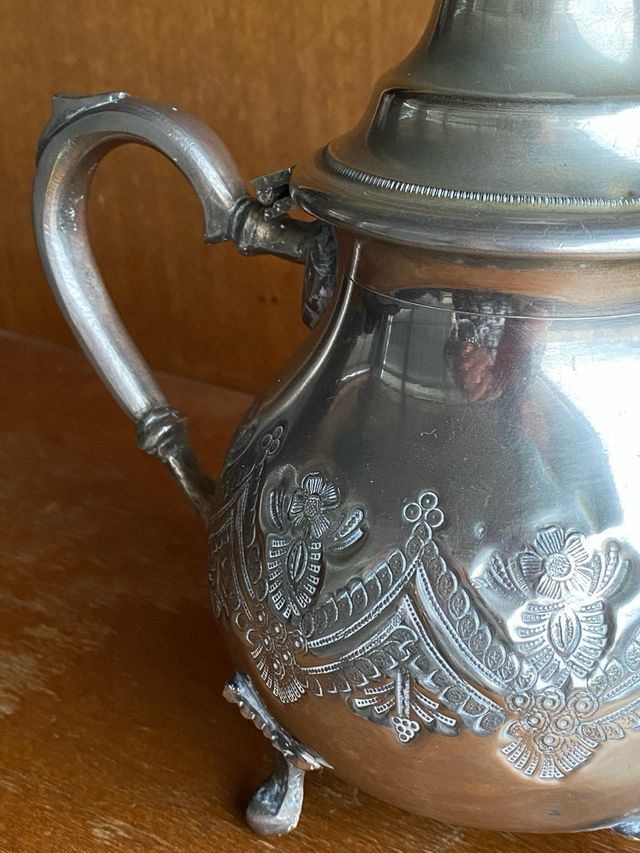 Tetera de estaño grabada