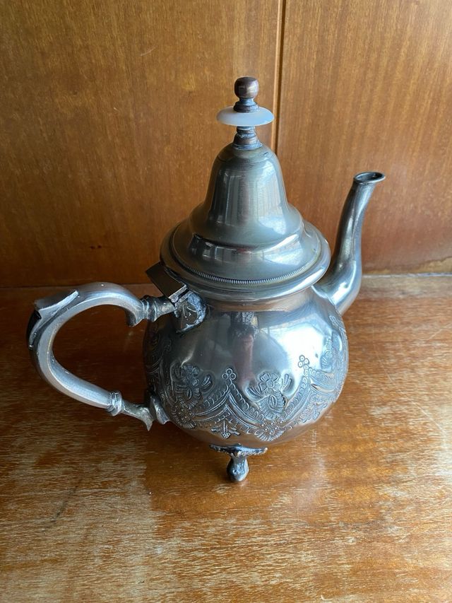 Tetera de estaño grabada