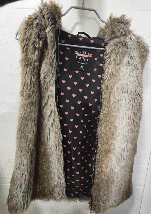 Chaleco de pelo con capucha