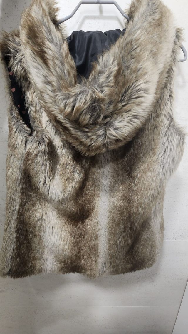 Chaleco de pelo con capucha