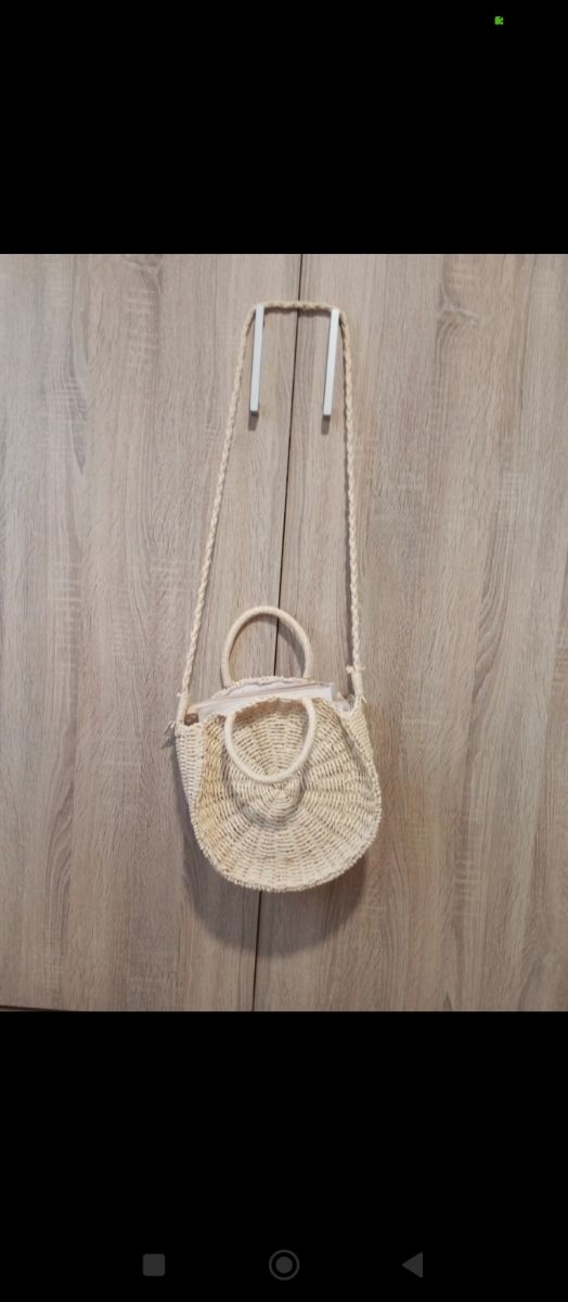 Bolso de mujer de cuerda color crudo.