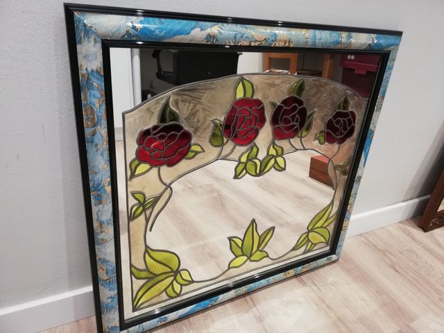 Espejo enmarcado y decorado