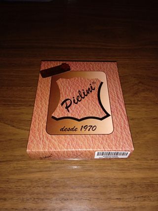 Cartera de piel y bordada.