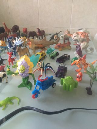 Vàrios brinquedos formato animal/entre outros