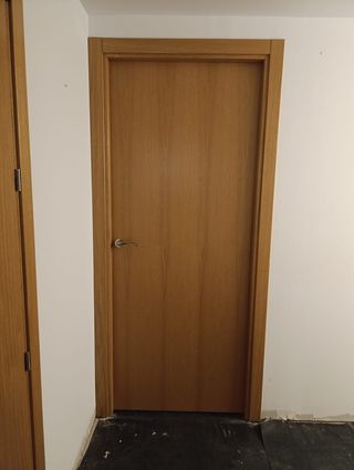 Puerta de madera maciza