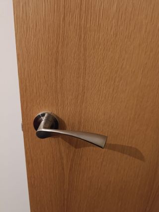 Puerta de madera maciza