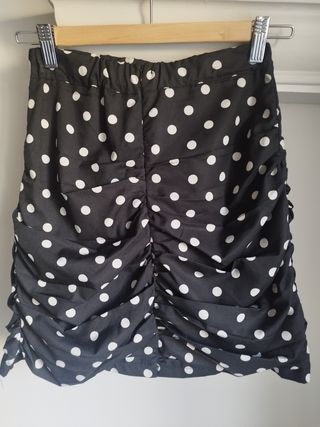 Falda corta mujer negra y blanca