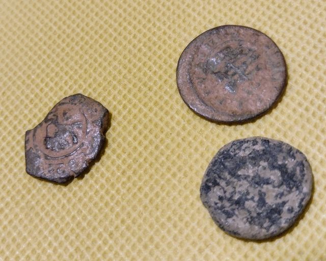 Lote de tres monedas por clasificar